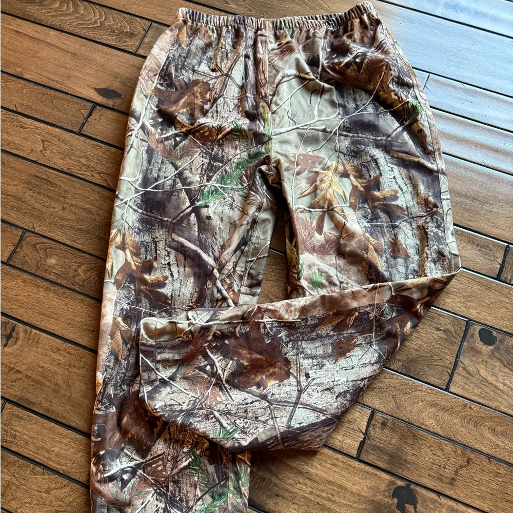 All Game Outfitters real tree camo pants.  Unisex size medium.
